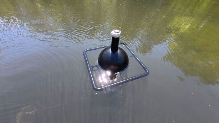 Shallow-water buoy on site: compact build for waters from 20 cm depth, ponds, floodplains and brackish-water margins.