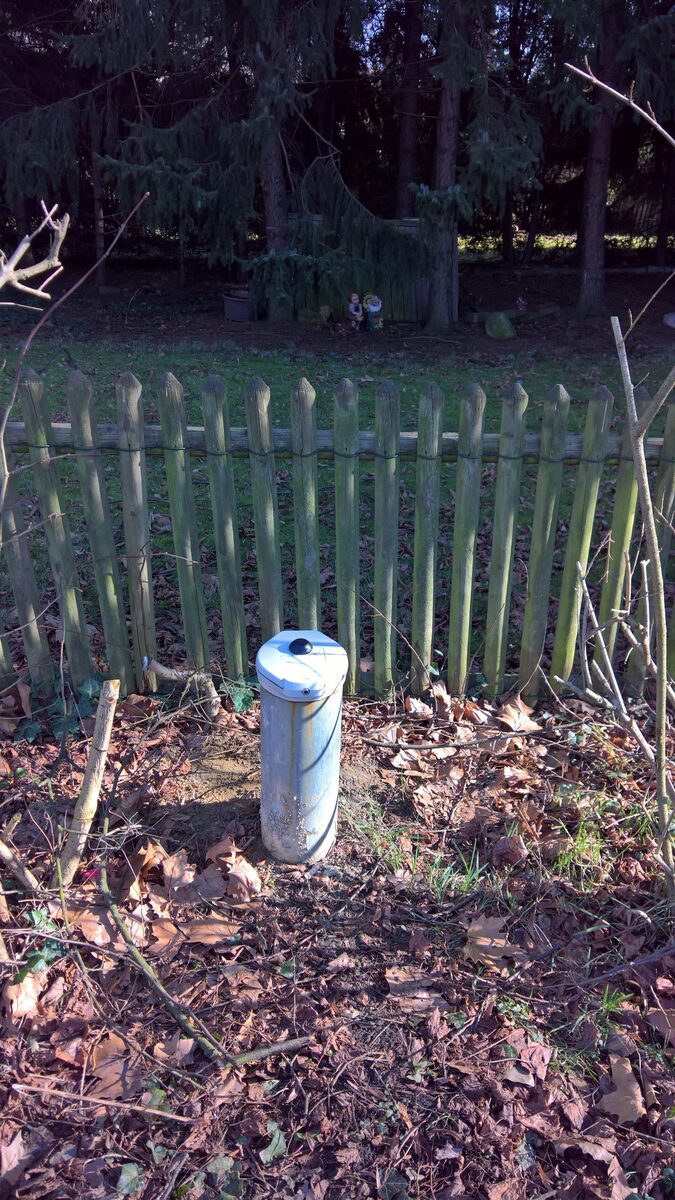 Edelstahl-Pegelrohr im Garten, Grundwasser-Messstelle Überflur