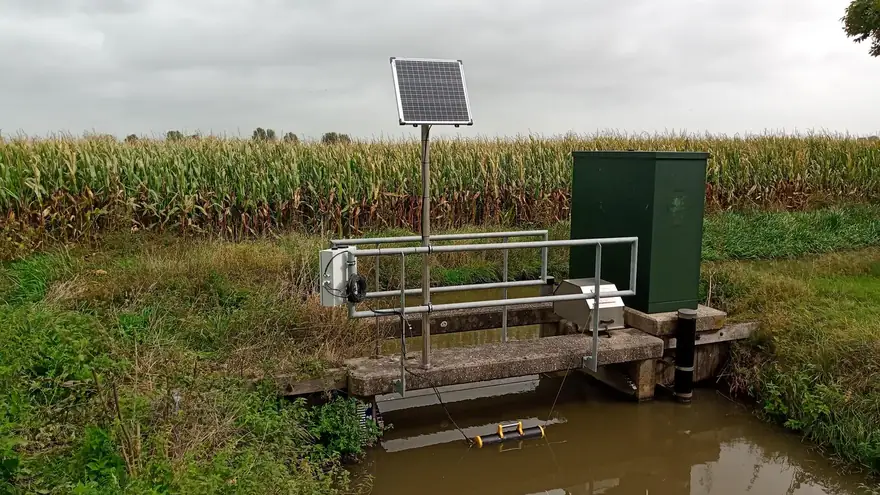 Messstation mit Solarmodul und schwimmender Sensorhalterung an einem Wasserlauf