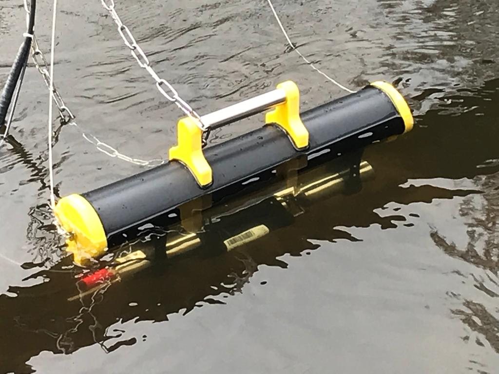 Optische Nitratsonde in einem gelb-schwarzen Schwimmer an der Wasseroberfläche