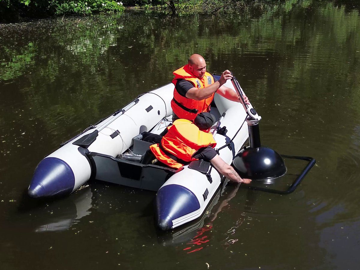 Zwei TerraTransfer-Techniker im Schlauchboot bei der Boje-Montage auf einem Bochumer See