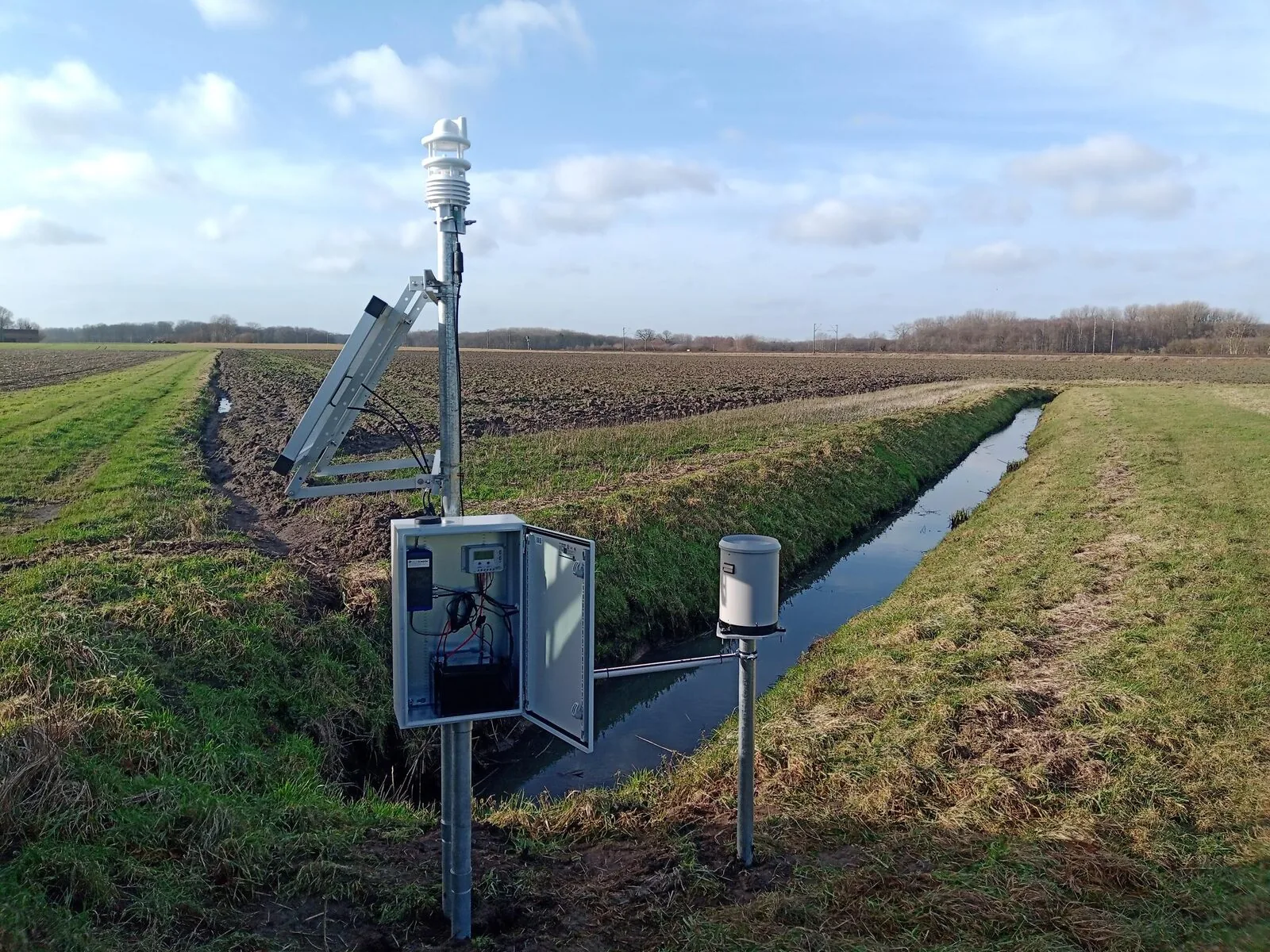 Wettermesstechnik, Solarversorgung und Datenlogger in einer Feldstation.
