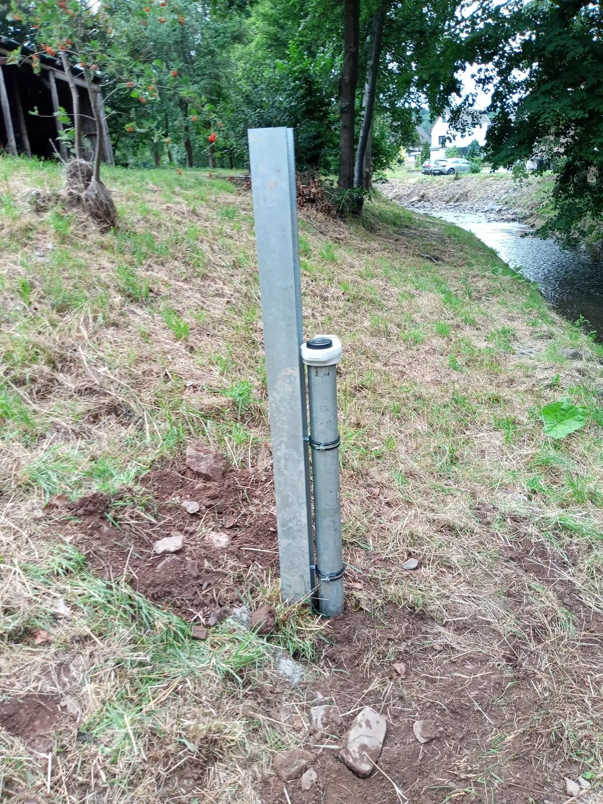 Pegelrohr mit Datenlogger am Ufer – kurze Wege zwischen Sensor und Messstelle.